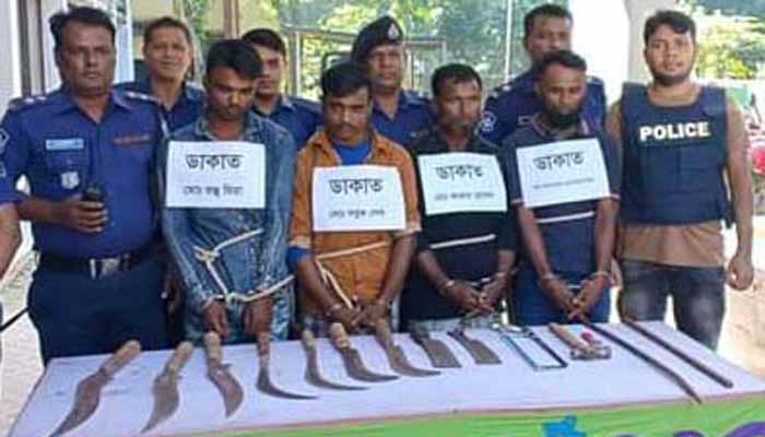 উল্লাপাড়ায় অস্ত্রসহ চার ডাকাত গ্রেফতার