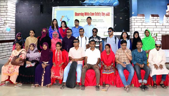 দৃষ্টিপ্রতিবন্ধী ব্যক্তিদের হাতে বিনামূল্যে মোটরসাইকেল প্রদান