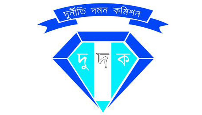 ডিএসসিসি অফিসে অভিযান, দুদক কর্মকর্তার সামনেই ঘুষ দাবি