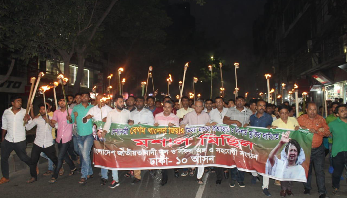 খালেদা জিয়ার মুক্তির দাবিতে রাজধানীতে মশাল মিছিল
