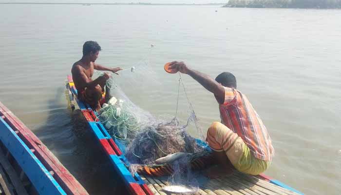 যমুনায় ইলিশ ধরা চলছে