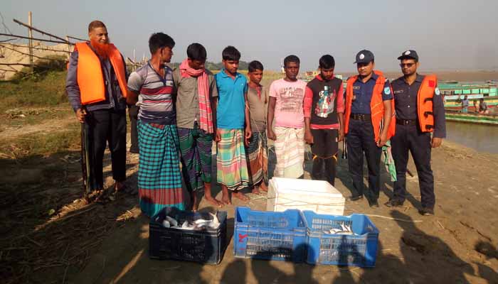 নিষেধাজ্ঞা অমান্য করে ইলিশ ধরায় ৬ জেলেকে কারাদণ্ড