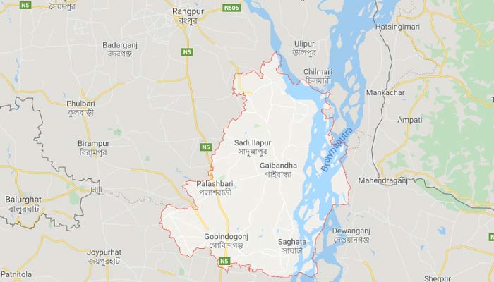 গাইবান্ধার ৫ রাজাকারের ফাঁসির রায়ে মিষ্টি বিতরণ