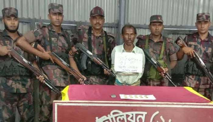 বেনাপোল সীমান্তে ১ কেজি ২০০ গ্রাম স্বর্ণসহ ভারতীয় আটক