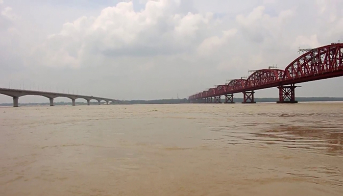 হার্ডিঞ্জ ব্রিজ পয়েন্টে ১৬ বছর পর বিপদসীমা ওপরে পদ্মার পানি