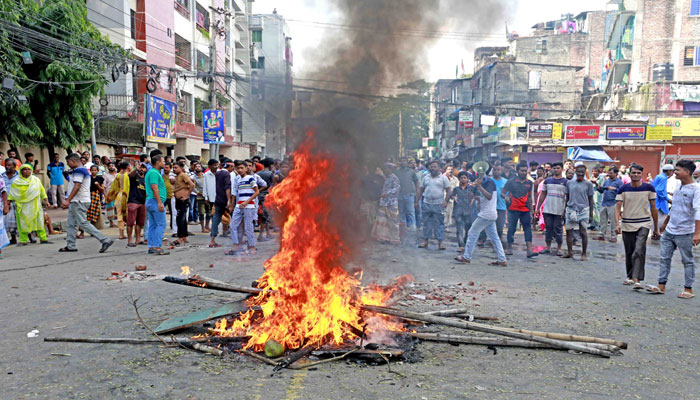 জেনেভা ক্যাম্পে সংঘর্ষ, পুলিশের গাড়িতে আগুন