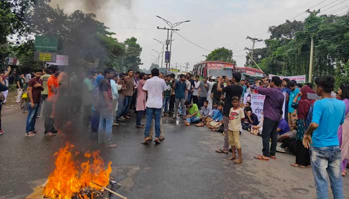 আবরারের হত্যাকারীদের ফাঁসির দাবিতে জাবি শিক্ষার্থীদের মহাসড়ক অবরোধ