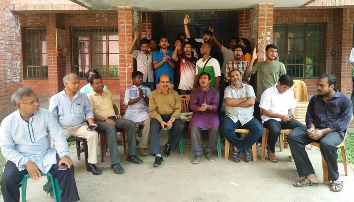 উপাচার্যের পদত্যাগের দাবিতে জাবিতে অবরোধ