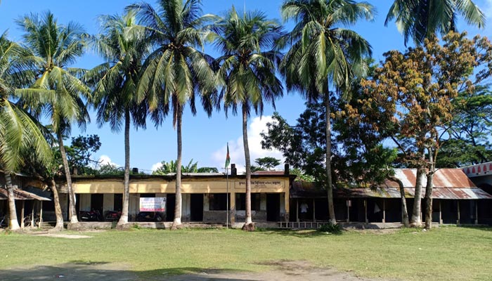 কোটালীপাড়ায় ২০ ছাত্রের চুল কেটে দিলেন মাদ্রাসা অধ্যক্ষ