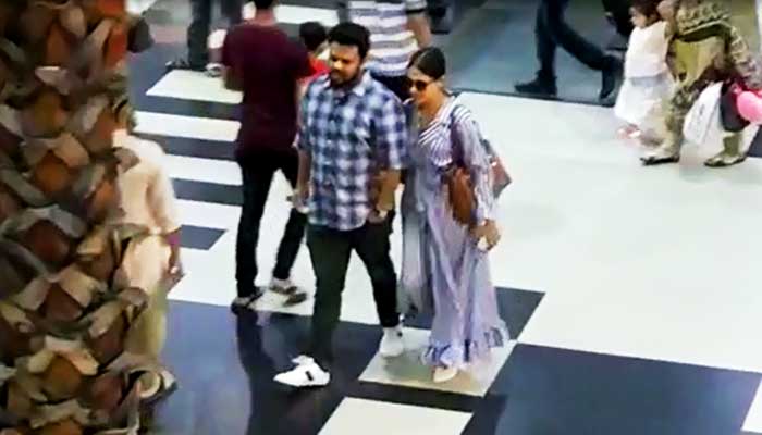 কার হাত ধরে শপিংমলে মেহজাবিন?