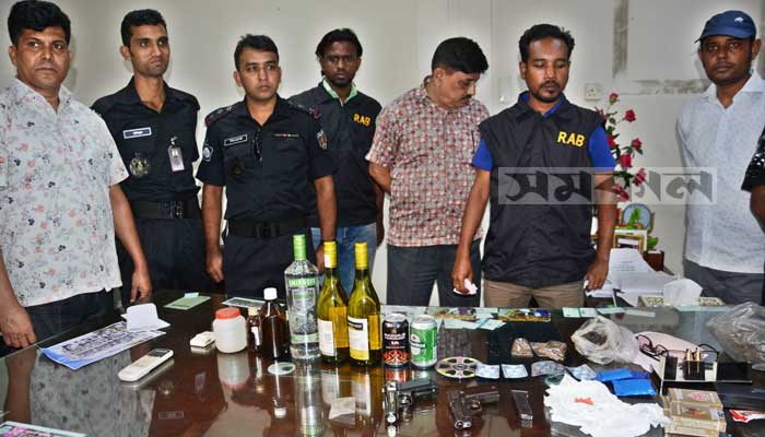 মনজুর কার্যালয়ে মিলল অস্ত্র, মাদক, যৌন উত্তেজক ট্যাবলেট