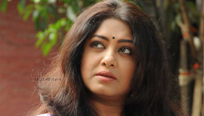 মৌসুমীর একা লড়াই