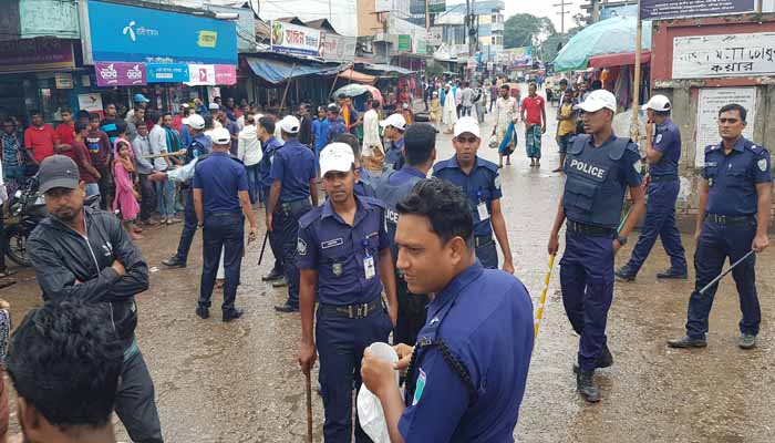 থানা কক্ষে সিটে বসা নিয়ে হাতাহাতি, গাড়ি ভাংচুর