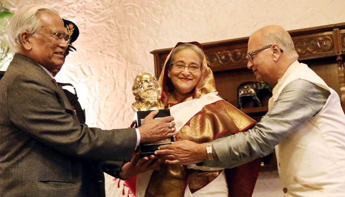 ‘ঠাকুর শান্তি পুরস্কার’ পেলেন প্রধানমন্ত্রী
