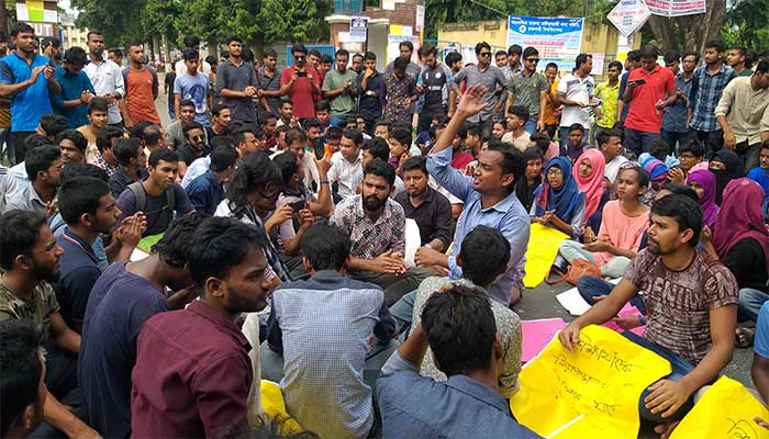 ফের রাজশাহী-ঢাকা মহাসড়ক অবরোধ রাবি শিক্ষার্থীদের