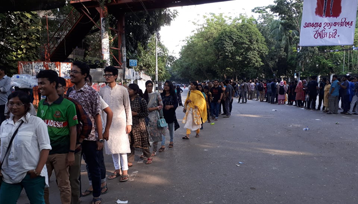উপাচার্যের সঙ্গে বৈঠকে অংশ নিতে শিক্ষার্থীদের দীর্ঘ লাইন