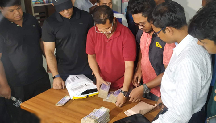 সেলিমের ২ বাসা থেকে বিপুল পরিমাণ টাকা, বৈদেশিক মুদ্রা ও মদ উদ্ধার