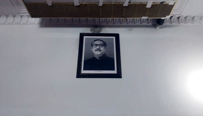 আপিল বিভাগের বিচারকক্ষে বঙ্গবন্ধুর প্রতিকৃতি