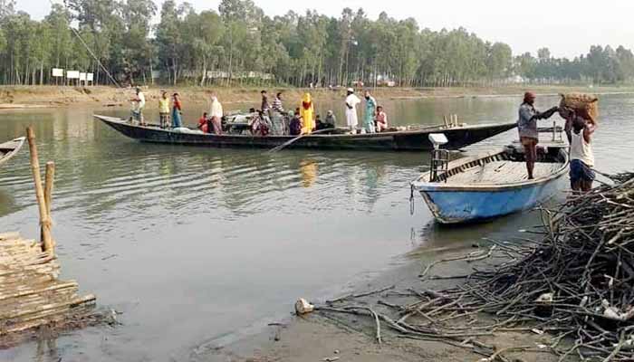 এক নৌকায় ৩০ গ্রামের লক্ষাধিক মানুষের পারাপার