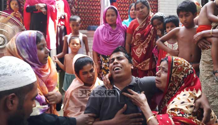 টাঙ্গাইলে বাড়িতে ঢুকে মা-মেয়েকে কুপিয়ে ও গলা কেটে হত্যা