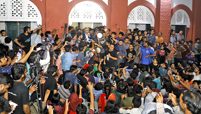 আন্দোলনরত শিক্ষার্থীদের সঙ্গে শুক্রবার  বৈঠকে বসবেন বুয়েট ভিসি