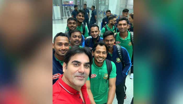 মুশফিকদের সঙ্গে আরবাজের সেলফি মুশফিকদের সঙ্গে আরবাজের সেলফি