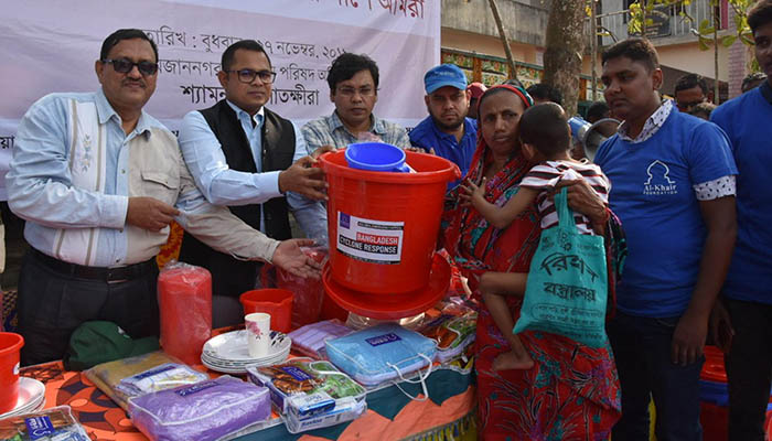 শ্যামনগরে বুলবুল আক্রান্তদের পাশে আল-খায়ের ফাউন্ডেশন ও সমকাল সুহৃদ সমাবেশ
