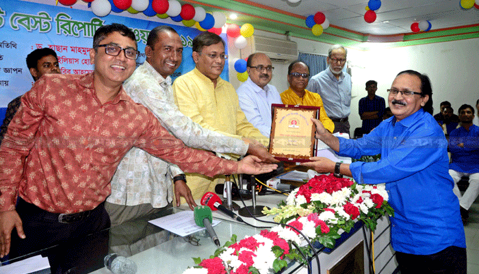 ডিআরইউ বেস্ট রিপোর্টিং অ্যাওয়ার্ড পেলেন সমকালের তপন দাশসহ ১০ সাংবাদিক