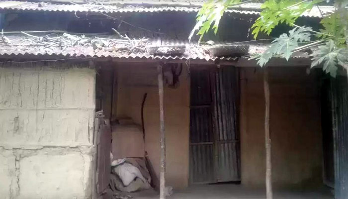 মায়ের জন্য নতুন কাপড় আনা হলো না নজরুলের