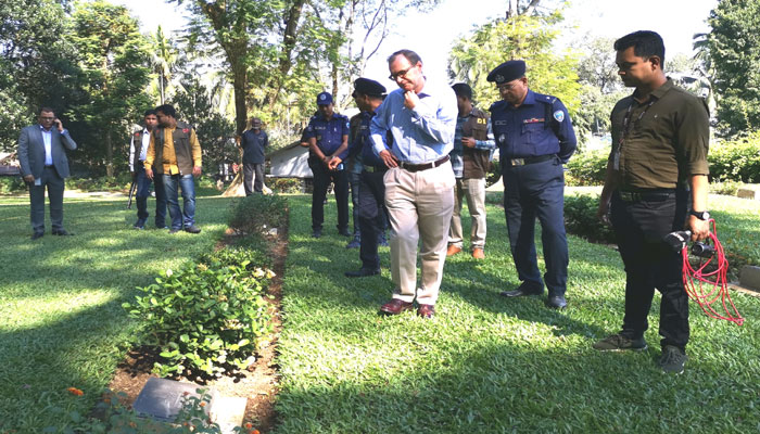 ময়নামতি ওয়ার সিমেট্রিতে ব্রিটিশ হাইকমিশনারের শ্রদ্ধা