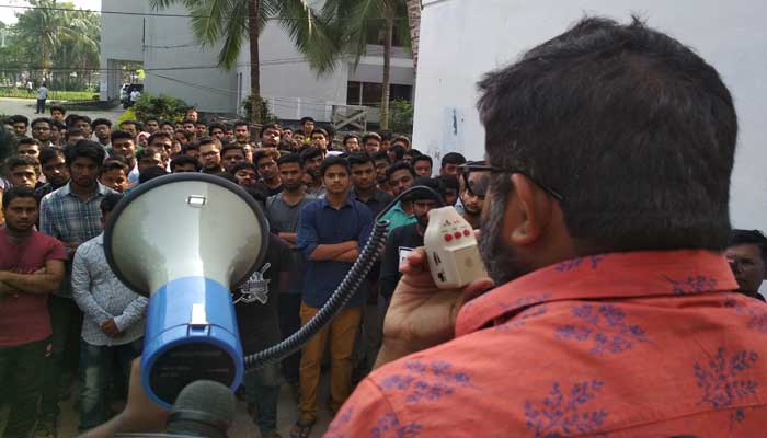 শিক্ষার্থীদের যৌক্তিক দাবি মেনে নেওয়ার আশ্বাস খুবি প্রশাসনের