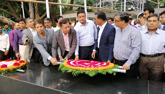 জাতির জনকের প্রতিকৃতিতে লেজিসলেটিভ সচিবের শ্রদ্ধা