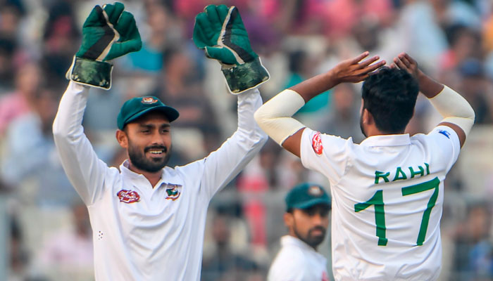 গোধূলিতে ধস ভারতের, কোহলিদের লিড ২৪১
