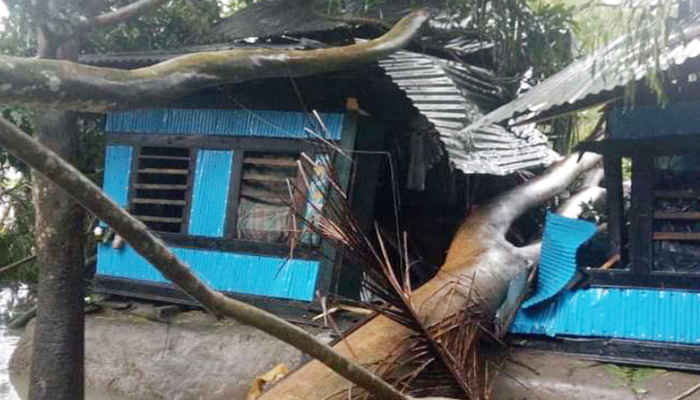 ঘূর্ণিঝড়ে প্রাণহানি কম, আসছে ক্ষয়ক্ষতির খবর