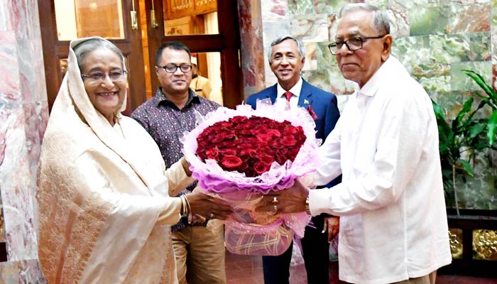 রাষ্ট্রপতির সঙ্গে প্রধানমন্ত্রীর সাক্ষাৎ