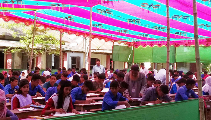 বালিয়াকান্দিতে শামিয়ানা টানিয়ে জেএসসি পরীক্ষা