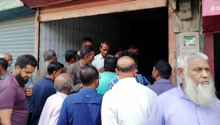 গুজবে ক্রেতার ভিড়, দোকান বন্ধ করে দিলেন লবণ ব্যবসায়ী