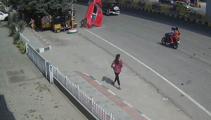 উড়াল সেতু থেকে উড়ে এসে সড়কে পড়ল প্রাইভেটকার (ভিডিও)