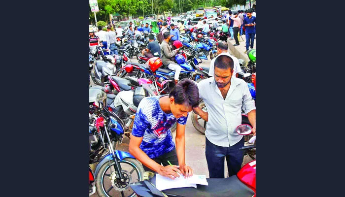 বিআরটিএতে উপচেপড়া ভিড়