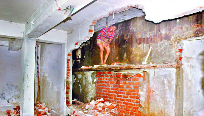 আশ্রমের জমি উদ্ধারে গেলেন এলাকাবাসী