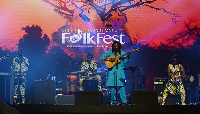 সুরের মায়াজালে শেকড়ের সন্ধান