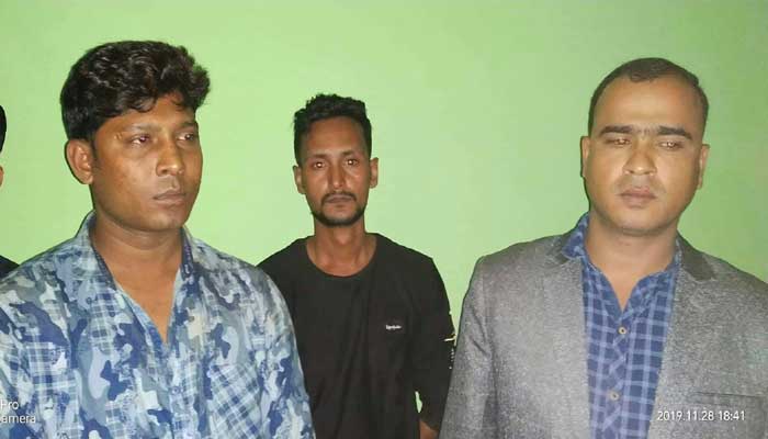 ইয়াবা দিয়ে ফাঁসাতে গিয়ে জনতার হাতে ৩ পুলিশ সদস্য ধরা