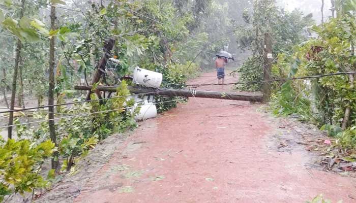 ঘূর্ণিঝড়ে বরিশালে ৩ হাজারের বেশি ঘরবাড়ি ক্ষতিগ্রস্ত
