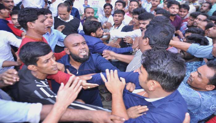 বরিশালে বিএনপির বিক্ষোভ সমাবেশে হাতাহাতি