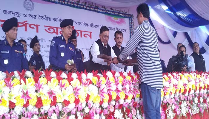 মহেশখালীতে ৯৬ জলদস্যু ও অস্ত্র কারিগরের আত্মসমর্পণ