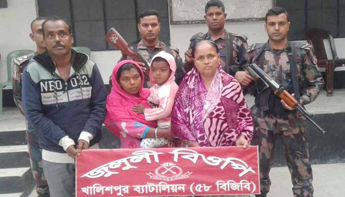 মহেশপুর সীমান্ত  দিয়ে অবৈধভাবে প্রবেশের সময় আটক ৪