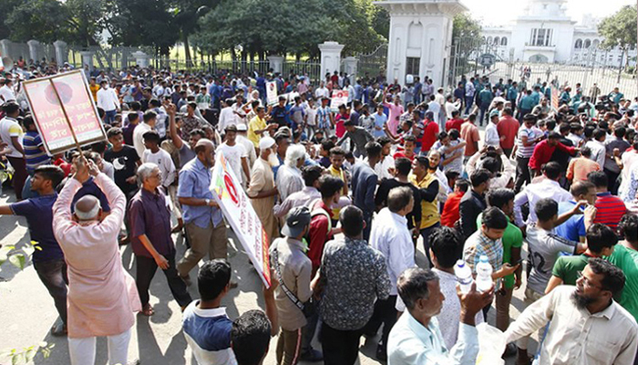 হাইকোর্টের সামনে পুলিশের সঙ্গে বিএনপির ধাওয়া–পাল্টা ধাওয়া