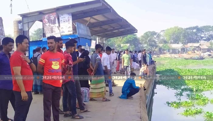 নৌ ধর্মঘটে চাঁদপুর লঞ্চঘাটে অচলাবস্থা, যাত্রীদের দুর্ভোগ