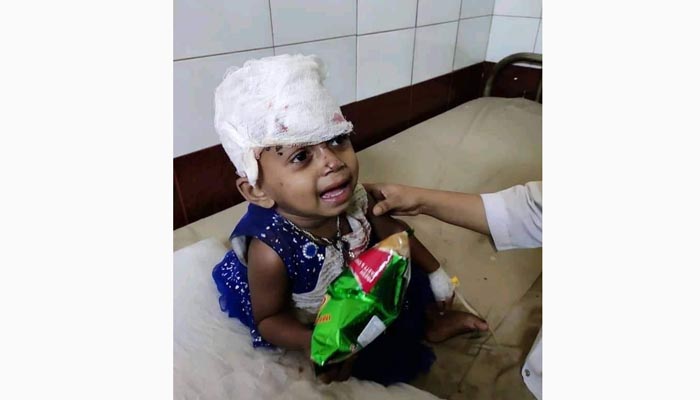 আহত শিশুটি খুঁজছে স্বজনদের
