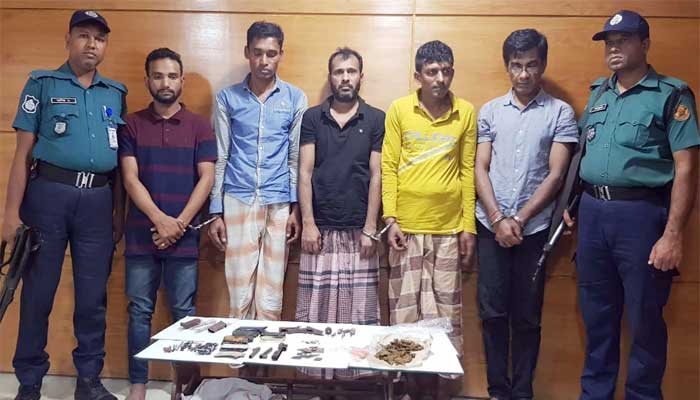 চট্টগ্রামে হত্যা মামলার আসামিসহ গ্রেপ্তার ৫